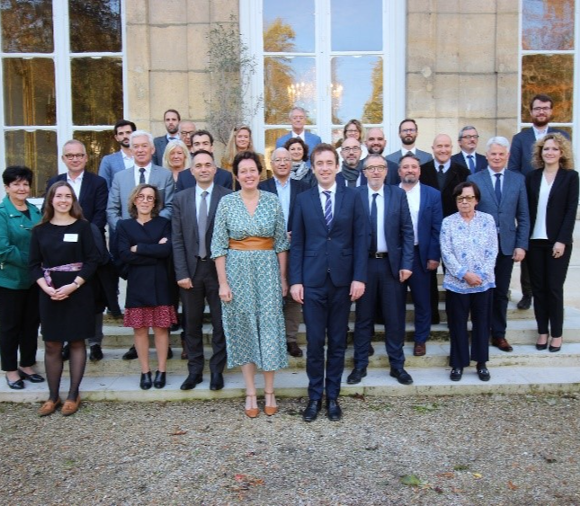 Une image contenant bâtiment, extérieur, personne, terrain
Description générée automatiquement